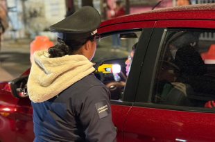 Autoridades de Toluca detectaron a 57 conductores ebrios durante el operativo Conduce sin Alcohol.