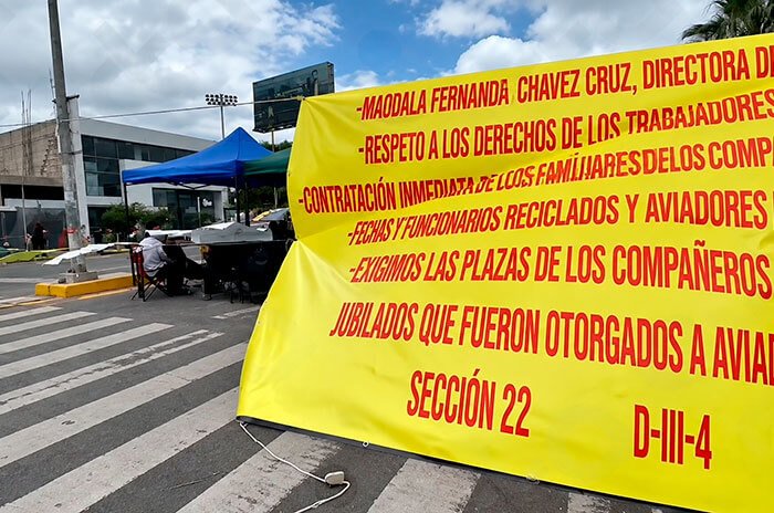 Trabajadores de la Sección 22 iniciaron un paro de 72 horas y realizaron bloqueos en Oaxaca de Juárez para exigir atención a sus demandas laborales.