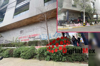 Durante la manifestación se rompieron vidrios, se realizaron pintas y se evacuó al personal administrativo; autoridades aún sin postura oficial.