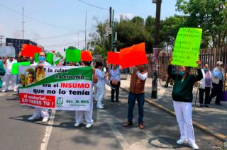 Personal portó cartulinas y mantas con consignas para exigir al IMSS que atienda la demanda.