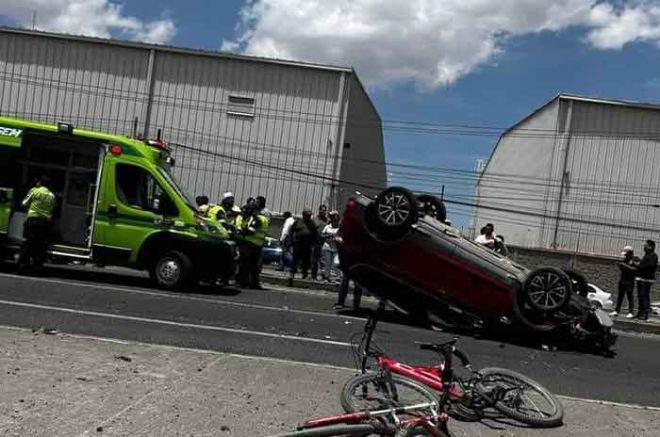 Los vehículos involucrados fueron un taxi y una camioneta.