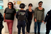 Durante el operativo se aseguró un arma de fuego y cartuchos útiles.