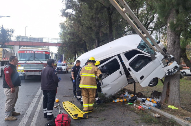 Accidente de camioneta tipo Urban en la carretera México–Pachuca, en el municipio de Tecámac