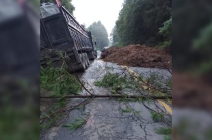 Un tráiler quedó atascado en el lugar, y las maniobras para retirarlo ya han comenzado