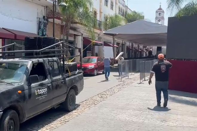 Ayuntamiento de Ixtapan de la Sal poniendo silla para evento de Morena