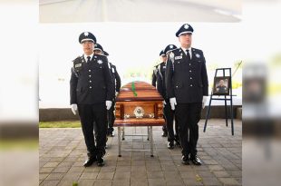 En la Explanada del C5, en Toluca, dan último adiós al Jefe de Servicios del Segundo Agrupamiento Calimaya.