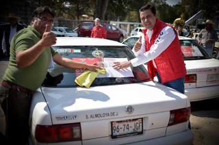 El candidato del PRI promete mejorar condiciones para taxistas y avances en obras durante su gestión.