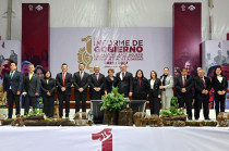 Autoridades de los tres niveles de gobierno durante el Primer Informe en Valle de Chalco