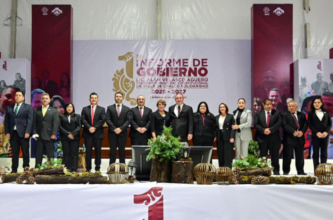 Autoridades de los tres niveles de gobierno durante el Primer Informe en Valle de Chalco