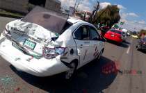 Los cuatro pasajeros viajaban a bordo del taxi, el cual fue impactado por parte trasera por un autobús de la línea Excelencia