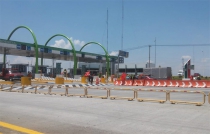 Bloquean caseta de autopista Bicentenario