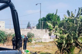 El hombre, de entre 45 y 50 años, estaba tendido en el pasto.