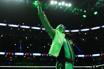 Mr. Iguana, conocido por su estilo excéntrico y su inseparable compañera de peluche, La Yesca, ha captado la atención del público mexicano y, recientemente, estadounidense.