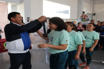 Jenaro Martínez Reyes entrega medallas a docentes ganadores durante la fase estatal de los XLVIII Eventos Culturales y Deportivos del SMSEM