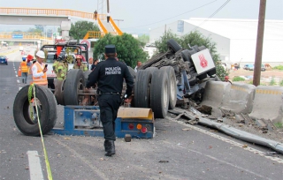 Tráiler se queda sin frenos y sus ocupantes quedan destrozados