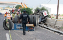 Tráiler se queda sin frenos y sus ocupantes quedan destrozados