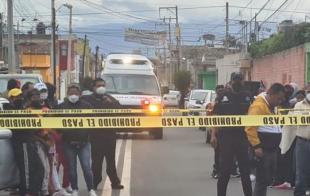 Personas que pasaban por la calle José Vicente Villada alertaron sobre una persona tirada a un lado de la banqueta.