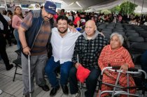 Isaac Montoya Márquez, encabezó la entrega de más de mil lentes graduados gratuitos del programa Impulsando tu Salud.