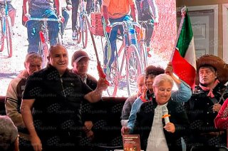 Integrantes del FPDT entregaron un machete al periodista Javier Salinas Cesáreo durante la presentación de su libro sobre 25 años de resistencia en Atenco.
