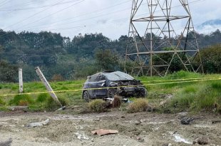 Un automóvil Mazda 3 volcó tras chocar con una camioneta en la carretera México-Toluca, a la altura del restaurante El Parián, en Ocoyoacac; el conductor perdió la vida.