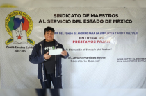 Docente beneficiado recibe préstamo del FAJAM