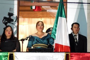Nancy Valdez Ruiz encabezó el tradicional Grito de Independencia en Ocoyoacac.