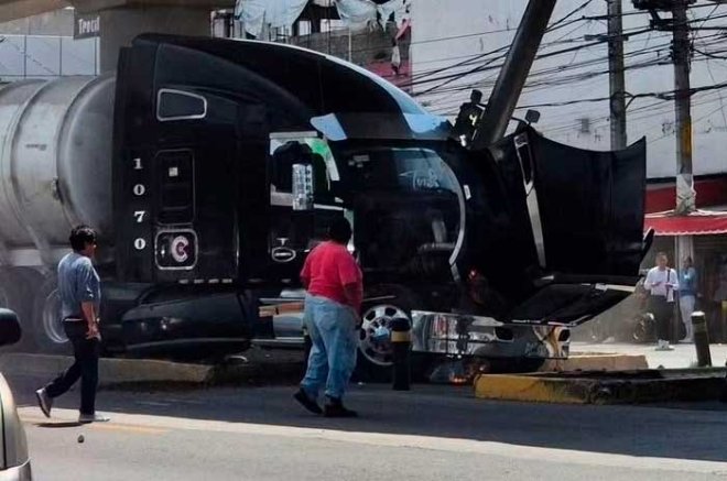 Video: Tráiler derriba semáforo y provoca cierre en Vía Morelos en Ecatepec