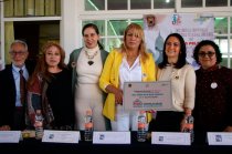 Iraí Albarrán, presidenta honoraria del DIF Metepec, entregó la placa “Escuela Blindada Red Lobos” como parte de las acciones para prevenir el abuso infantil y fortalecer entornos escolares seguros.