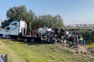 El conductor perdió el control y salió del camino, casi cayendo por el Gran Canal.