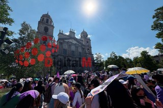 La marcha inició a mediodía en el Jardín Simón Bolívar, con una ceremonia de copal a cargo de mujeres indígenas mazahuas.