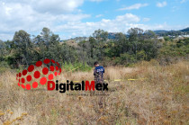 Elementos policiacos resguardaron la zona y acordonaron el paraje Paso Hondo tras el hallazgo de los dos cuerpos