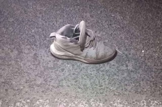 Hasta el momento, la identidad del fallecido permanece desconocida; solo se sabe que calzaba tenis blancos.