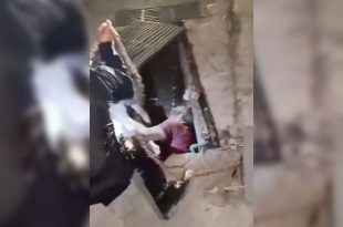 Vecinos escucharon los gritos de auxilio y alertaron a las autoridades, que lograron rescatar al hombre desde una alcantarilla en Apodaca.