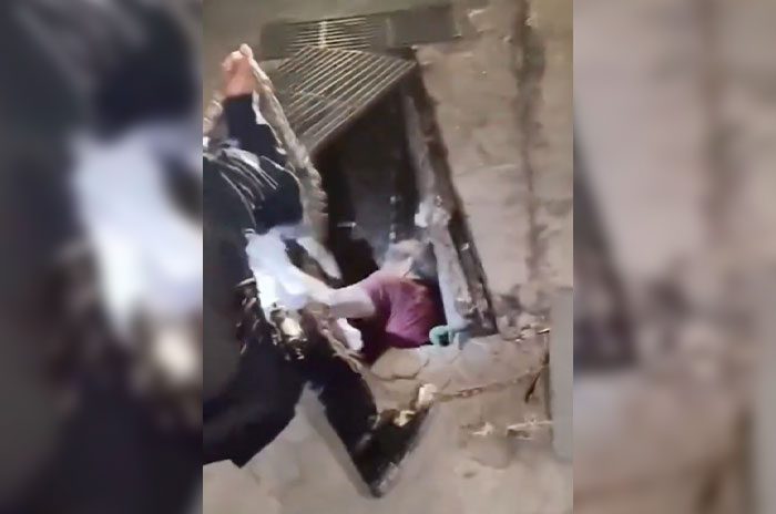 Vecinos escucharon los gritos de auxilio y alertaron a las autoridades, que lograron rescatar al hombre desde una alcantarilla en Apodaca.