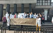 Los inconformes portaron cartulinas y marcharon por las calles del centro
