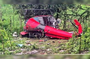 Se presume que el registro indicaba que en el vuelo viajaban cinco personas, por lo que tres tripulantes permanecen desaparecidos.