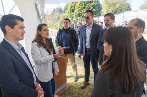 La presidenta municipal de Tianguistenco, Erika Patricia Olea De la Torre, junto a vecinos y representantes de Daimler Truck.