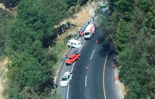 Dos bebés y dos adultos heridos en accidente de combi, en la Tenango-Ixtapan