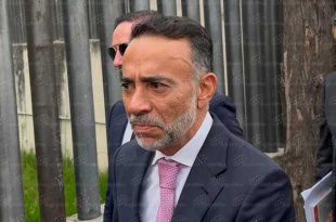 El alcalde seguirá en funciones tras mantener medidas cautelares durante el proceso penal