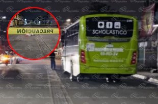 Autobús de transporte de personal involucrado en el atropellamiento ocurrido en Santiago Tianguistenco.