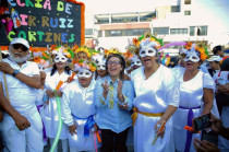 Azucena Cisneros Coss encabeza el desfile del Festival “El Viento nos Une”