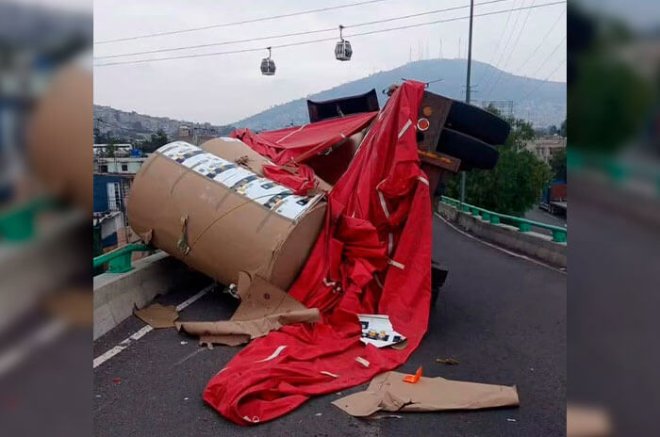 Un tráiler volcó sobre la autopista México-Pachuca, a la altura de Río de los Remedios, en San Juan Ixhuatepec; equipos de emergencia trabajan en la zona.