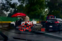 Una camioneta pickup Nissan blanca se estrelló contra la barra de contención en la carretera México-Toluca, a la altura del restaurante La Escondida.