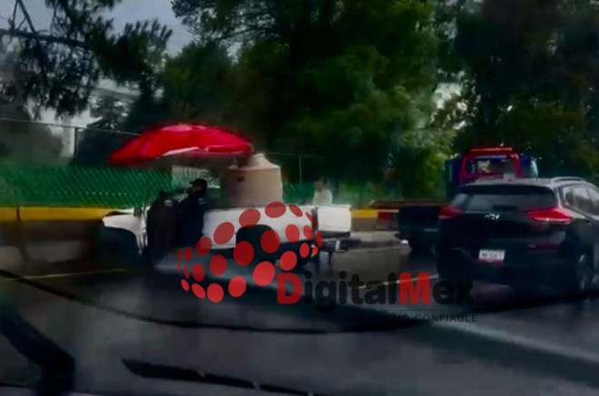 Una camioneta pickup Nissan blanca se estrelló contra la barra de contención en la carretera México-Toluca, a la altura del restaurante La Escondida.