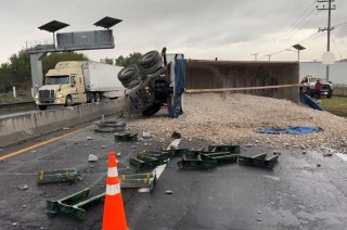 La grava quedó esparcida sobre el pavimento, bloqueando los carriles y obstaculizando el paso de vehículos.