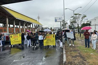 Los compañeros de la víctima se apostaron sobre los carriles centrales y laterales de la Avenida Central para demandar la intervención de las autoridades ministeriales