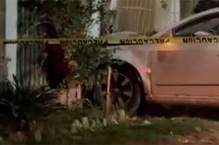 Los ocupantes del vehículo abandonaron la unidad.