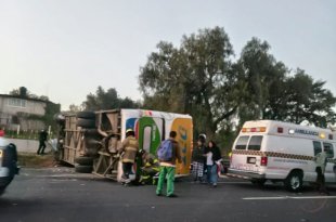 Un autobús de la línea ODT que transportaba entre 50 y 60 pasajeros chocó contra otro vehículo y terminó volcado en el kilómetro 32.