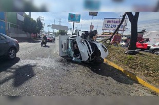 El incidente ocurrió frente a la empresa Nissan, cuando el conductor de una camioneta blanca perdió el control de su vehículo al bajar el puente de 5 de mayo-Díaz Mirón.