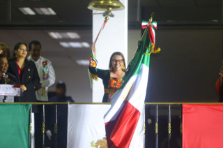 Azucena Cisneros Coss encabezó el Grito de Independencia en Ecatepec